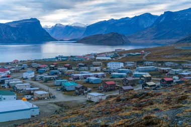 Pangnirtung, Kanada - 09.03.2019: Pangnirtung, Nunavut, Kanada 'nın uzak bir Eskimo topluluğuna bakış. Sabahın erken saatlerinde Pangnirtung fiyordunda. Kuzey..