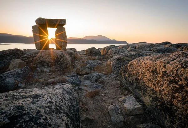 Coucher Soleil Travers Inuksuk Dans Paysage Arctique Accidenté Sunstar Horizon — Photo