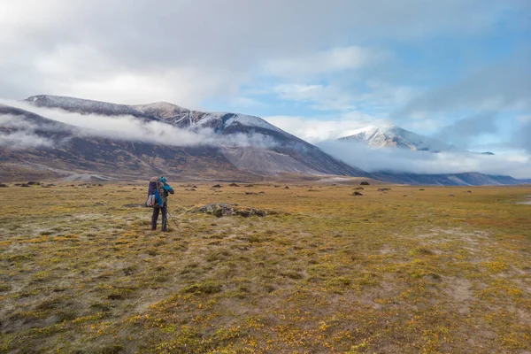 Caminhante Caminhando Pelo Remoto Vale Ártico Dia Verão Parcialmente Nublado — Fotografia de Stock