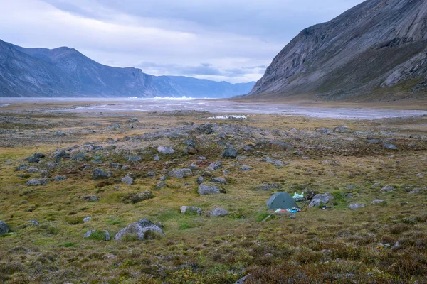 Egy Távoli Sarkvidéki Völgy Árnyékában Sátrazva Jéghegyekkel Messzi Fjordban Hideg — Stock Fotó