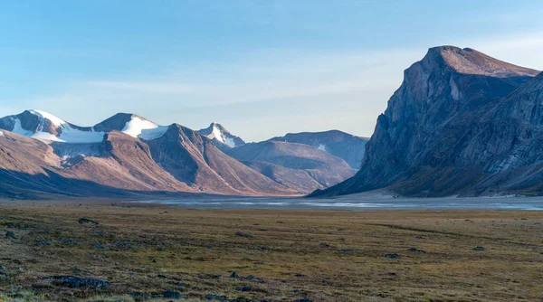 Monumental Wild Arctic Valley Sunset Tall Peaks Snow Top River — Stock Photo, Image