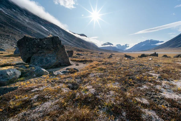 Ηλιακό Αστέρι Λάμπει Στον Ουρανό Πάνω Από Απομακρυσμένη Άγρια Αρκτική — Φωτογραφία Αρχείου