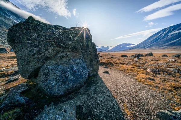 Sunstar Borda Uma Grande Pedra Sentada Chão Remoto Vale Ártico — Fotografia de Stock