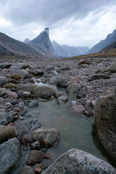 날씨가 흐리고 북극권의 계곡에 범람하고 있었다 캐나다 고개의 토르는 — 스톡 사진