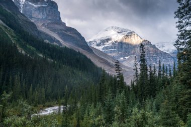 Kanada Kayalıkları 'ndaki Lefroy Tepesi bulutlu bir günde güneş ışığıyla aydınlandı. Lefroy Dağı, Banff Ulusal Parkı, Kanada 'daki Six Glaciers Ovası' ndan görüldü. Kanada Kayalıkları 'nı gezmek ve keşfetmek.