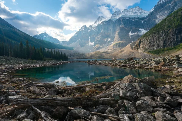 カナダのバンフ国立公園のコンソレーション湖の上に劇的な空を持つ部分的に晴れた日 夏にはカナダのロッキー山脈の壮大な風景 背の高い峰の間にカナダの湖と森 — ストック写真
