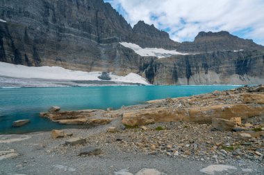 Yukarı Grinnell Gölü ve Grinnell Buzulu ABD 'nin Montana eyaletindeki Buzul Ulusal Parkı' nda. Turkuaz sulu boya. Sonbaharın başlarında Amerikan dağlarında yürüyüş..
