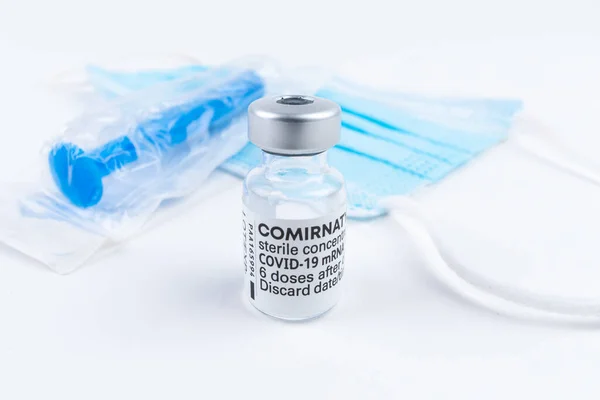 Celadna Cechia 2021 Pfizer Comirnaty 백신의 배경의 마스크와 주사기 — 스톡 사진