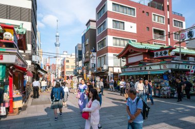 Tokyo, Japonya - 05.13.2019: Tokyo Gökyüzü Ağacı, güneşli bir günde Asakusa Tapınağı 'na açılan sokaktan birçok insanla birlikte görüldü