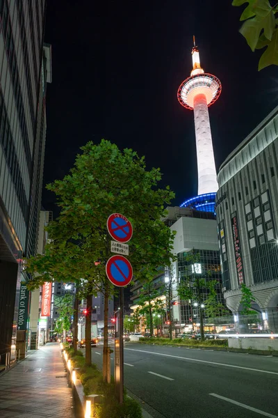 東京都 2019 京都タワーの垂直低角度撮影は 下の通りから夜に異なる色で点灯 — ストック写真