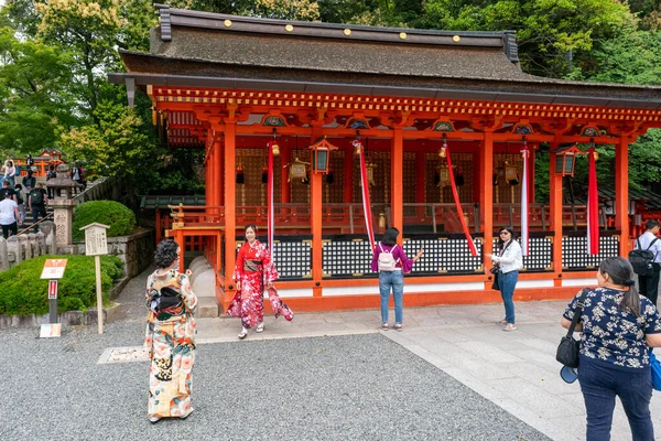 Kyoto Japón 2019 Mujeres Kimono Tradicional Complejo Del Mundialmente Famoso —  Fotos de Stock