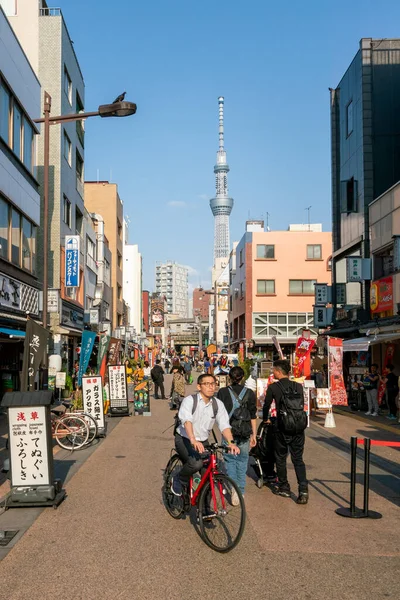 東京都 2019年5月13日 多くの人で賑わう晴れた日に浅草寺に至る道から見た東京スカイツリーの垂直撮影 — ストック写真