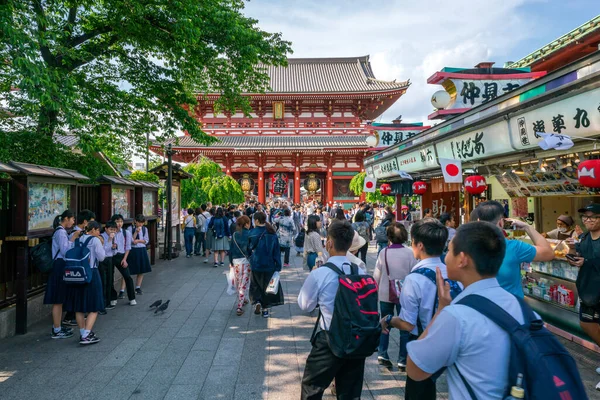 東京都 2019 晴れた日に浅草寺の本堂に向かって歩く人が多い — ストック写真