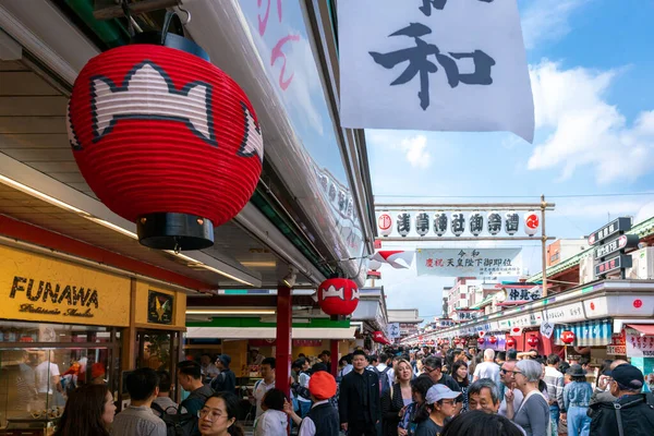 東京都 2019年5月13日 浅草寺につながる混雑した通りに店の上に吊るされた赤い紙灯 — ストック写真