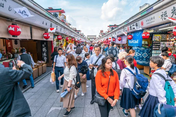 東京都 2019年5月13日 遠く浅草寺につながる市場で非常に混雑した列 — ストック写真