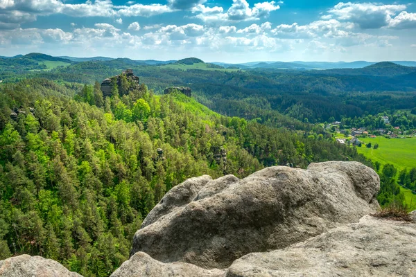 Rudolf Kayası 'nın tepesinden, Rudolfstein' den veya Rudolfuv kamen 'den Bohem İsviçre' nin güzel yaz manzarasında Rock of Maria 'ya doğru bakın. Orta Avrupa 'da yaz tatili