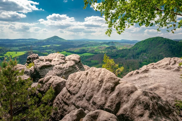 Vilemina Kayası 'ndan, Vileminina Skala' dan ya da Wilhelminenwand 'dan güneşli bir yaz gününde Bohem İsviçre' nin güzel manzarasına güzel bir manzara. Kayanın tepesinden geniş yeşil araziye bak.