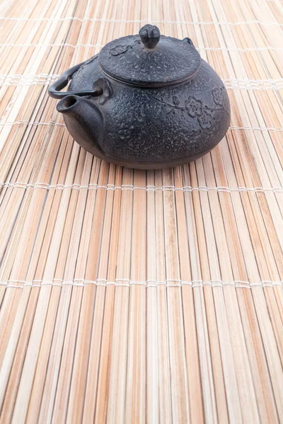 Вертикальний Постріл Вінтажного Чорний Металевий Японський Чайник Стоїть Очеретяній Подушці — стокове фото