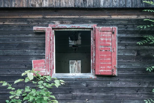 Detalhe Uma Janela Partida Velha Casa Madeira Abandonada Persianas Vermelhas — Fotografia de Stock