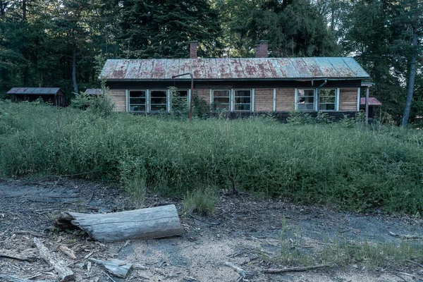 Antigua Casa Madera Abandonada Con Ventanas Rotas Edificio Abandonado Cayéndose — Foto de Stock