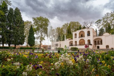 Mahan, İran - 04.09.2019: Şahzade Mahan Tarih Bahçesi 'ndeki ana binanın önündeki geniş ve uzun açılı çeşme görüntüsü. İçinde su akan güzel bir Pers bahçesi