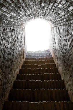 Ölümden sonraki yaşam için soyut bir kavram. Parlak ışığa çıkan taş merdiven