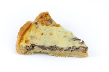 Beyaz arka planda izole edilmiş mantarlı sarı Fransız tuzlu keki ya da kiş diliminin yakın çekim geniş stüdyo görüntüsü..