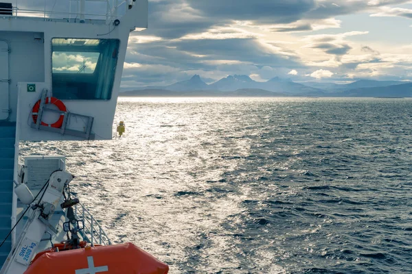 Cabina de un barco navegando en el mar por las Islas Lofoten. Nubes dramáticas y cordillera en el horizonte distante. Clima duro del verano ártico y naturaleza salvaje noruega del norte. — Foto de Stock