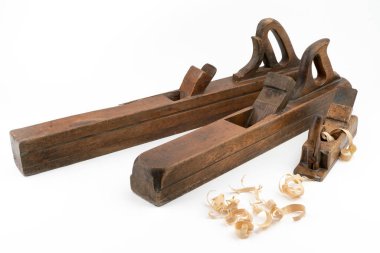 Farklı boyutlarda, beyaz arka planda izole edilmiş üç eski ahşap planlı yüksek açılı stüdyo çekimi. Tahta solucan delikli eski marangoz aletleri. İnce ahşap talaşı. Marangozluk kavramı.