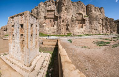 İran, Necropolis 'te Pers krallarının oyulmuş mezarları olan kum taşı kayaları. Antik İran 'ın kral mezarlığı. Zoroastrian tapınağı.