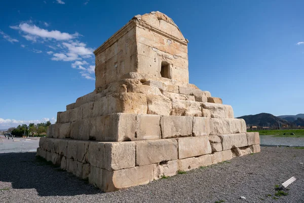 Grab von Kyros dem Großen, Provinz Fars, Iran, an einem heißen, sonnigen Tag. Berühmte historische Stätte des antiken Persien — Stockfoto