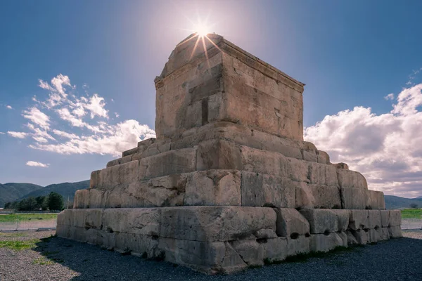 Grab von Kyros dem Großen, Provinz Fars, Iran, an einem heißen, sonnigen Tag. Sonnenstern am Rande des Grabes. Berühmte historische Stätte des antiken Persien — Stockfoto