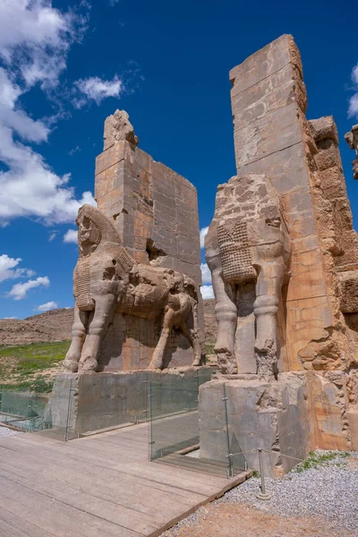 Ruinen, Statuen und Wandmalereien der antiken persischen Stadt Persepolis im Iran. Die berühmtesten Überreste des alten persischen Reiches. — Stockfoto