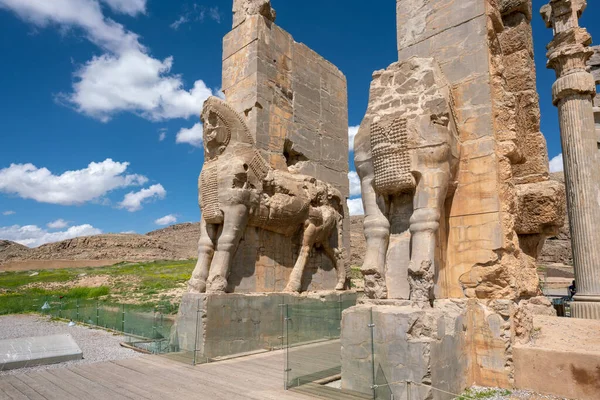 Ruinen, Statuen und Wandmalereien der antiken persischen Stadt Persepolis im Iran. Die berühmtesten Überreste des alten persischen Reiches. — Stockfoto