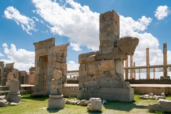 Ruinas, estatuas y murales de la antigua ciudad persa de Persépolis en Irán. Restos más famosos del antiguo imperio persa. — Foto de Stock