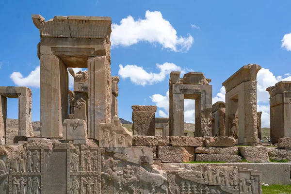 Ruins, statues and murals of ancient persian city of Persepolis in Iran. Most famous remnants of the ancient Persian empire. — Stock Photo, Image