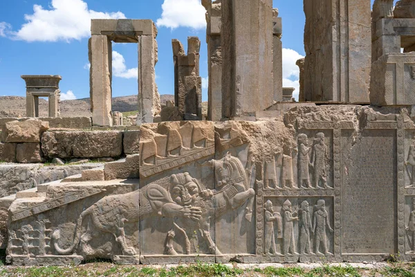 Ruines, statues et peintures murales de l'ancienne ville persane de Persépolis en Iran. Les vestiges les plus célèbres de l'ancien empire persan. — Photo