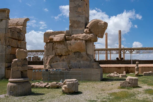 Ερείπια, αγάλματα και τοιχογραφίες της αρχαίας περσικής πόλης της Περσέπολης στο Ιράν. Τα πιο διάσημα απομεινάρια της αρχαίας περσικής αυτοκρατορίας. — Φωτογραφία Αρχείου