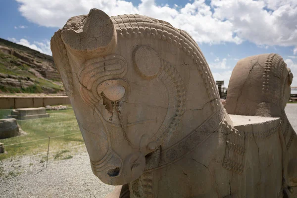 Ruinen, Statuen und Wandmalereien der antiken persischen Stadt Persepolis im Iran. Die berühmtesten Überreste des alten persischen Reiches. — Stockfoto