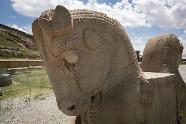 Ruines, statues et peintures murales de l'ancienne ville persane de Persépolis en Iran. Les vestiges les plus célèbres de l'ancien empire persan. — Photo