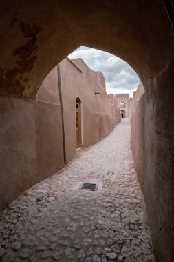 Antik Pers şehrinin dar sokakları çamur tuğlalardan inşa edilmiş. Rayen Kalesi, Mahan, İran.