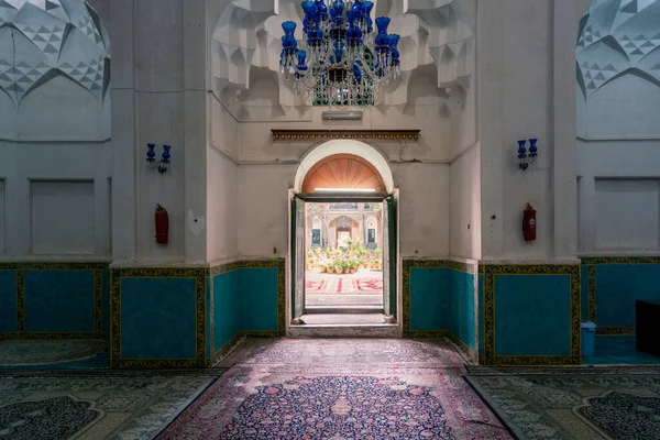 İçinin bir parçasıyla birlikte bir caminin kapısından dışarı bak. Şah Nematollah Vali Tapınağı, Mahan, İran. Ünlü İranlı mistik ve şairin mozolesi.