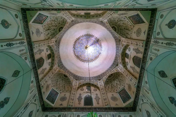 Mahan, Irão - 04.10.2019: Teto da cúpula do Santuário Shah Nematollah Vali. Interior de uma mesquita sufist. — Fotografia de Stock