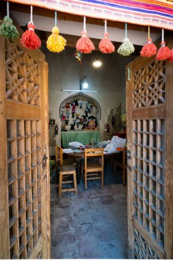 Kerman, İran - 04.19.2019: Kerman, İran 'ın tarihi merkezindeki sanatçı dükkanına açılan açık bir kapı. İran sanatı.