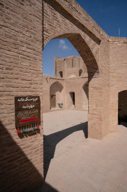 Kerman, İran - 04.19.2019: Kerman, İran 'ın tarihi merkezinin duvarlarında bir yaya geçidi.