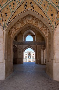 Kashan, İran-04.08.2019: Kashan 'daki Ağa Bozorg Camii' nin avlu, kubbe ve minareleri. Avlunun ortasında küçük bir bahçe..