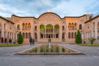 Kashan, İran - 19.04.2019: Zengin dekore edilmiş Tabatabaei tarihi evinin avlusu. Şaşırtıcı detaylarla oyulmuş süslemelerle donatılmış..