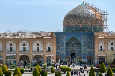 İsfahan, İran - 04.20.2019: Naghsh-e Cihan Meydanı 'nın güney tarafında bulunan İsfahan' daki mavi Şeyh Lotfollah Camii 'nin kubbesi. Safevi hanedan mirası.