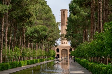 Yazd, İran - 14.04.2019: İran 'ın Dolat-Abad Garden, Yazd, İran' daki en yüksek rüzgar kulesi. İran bahçesinde tarihi soğutma aygıtı.