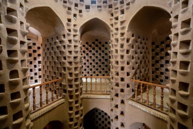 Meybod, İran - 12.04.2019: İran Yazd Eyaleti Meybod 'daki Güvercin Kulesi' nin İçi. Eski İran 'da güvercin delikleri olan bir güvercin evi. Antik çamur tuğlası mimarisi.